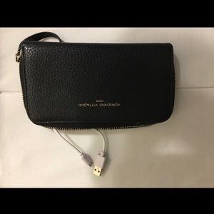 Wallet that charges your phone